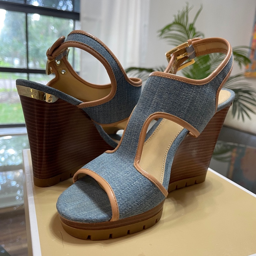 Michael Kors Gillian Wedge, Size 8, Washed Denim, Gold